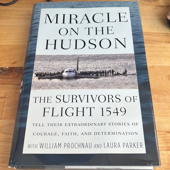 MIRACLE ON THE HUDSON THE SURVIVORS OF FLIGHT 1549 - Picture 1 of 3